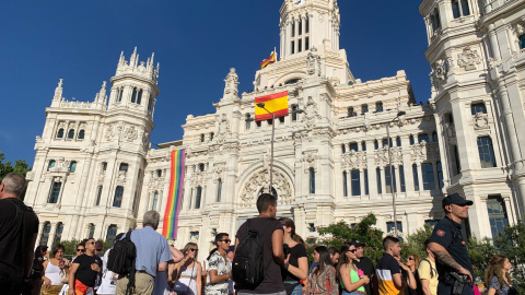 Miles de personas esperan al paso de las carrozas del Orgullo 2019 en la plaza de Cibeles, con la sede del Ayuntamiento de Madrid de fondo. /ESTEFANÍA ROSELLÓ Miles de personas esperan al paso de las carrozas del Orgullo 2019 en la plaza de Cibeles, con la sede del Ayuntamiento de Madrid de fondo. /ESTEFANÍA ROSELLÓ