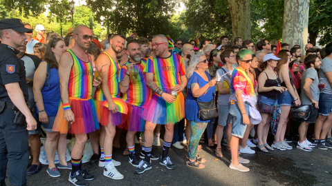 Varios hombres con camisetas y faldas arcoiris durante la manifestación del Orgullo 2019. /ESTEFANÍA ROSELLÓ Varios hombres con camisetas y faldas arcoiris durante la manifestación del Orgullo 2019. /ESTEFANÍA ROSELLÓ