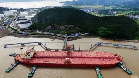 Un petrolero VLCC, en una terminal de crudo en el puerto de Ningbo Zhoushan, en la provincia china de Zhejiang. REUTERS / Stringer