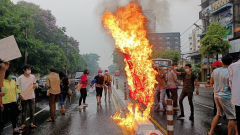 Protesta en Myanmar donde se quemó una bandera de China. Protesta en Myanmar donde se quemó una bandera de China.