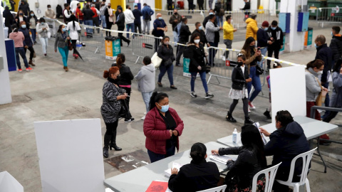 11/04/2021. Cientos de ciudadanos ecuatorianos votan en las mesas habilitadas, en el recinto de la Fira de Barcelona. - EFE 11/04/2021. Cientos de ciudadanos ecuatorianos votan en las mesas habilitadas, en el recinto de la Fira de Barcelona. - EFE