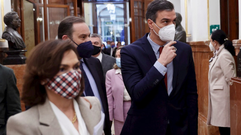 El presidente del Gobierno, Pedro Sánchez, la vicepresidenta Carmen Calvo y el ministro de Transportes, José Luis Ábalos. El presidente del Gobierno, Pedro Sánchez, la vicepresidenta Carmen Calvo y el ministro de Transportes, José Luis Ábalos.