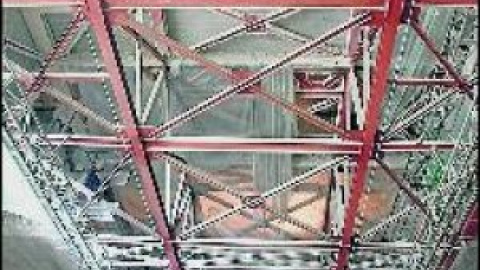 La L9 del metro arribarà el 2014 a l'aeroport tot i les retallades La L9 del metro arribarà el 2014 a l'aeroport tot i les retallades