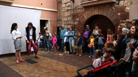 Pla general dels artistes i les famílies que han assistit a l'espectacle infantil del conte bandoler a la 16a Fira de Bandolers d'Alcover