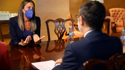 22/09/2021.- El ministro de la Presidencia, Relaciones con las Cortes y Memoria Democrática, Félix Bolaños (2d), durante la reunión mantenida con la portavoz de JuntsxCat Míriam Nogueras (i), esta tarde en el Congreso. EFE/ Juan Carlos Hidalgo 22/09/2021.- El ministro de la Presidencia, Relaciones con las Cortes y Memoria Democrática, Félix Bolaños (2d), durante la reunión mantenida con la portavoz de JuntsxCat Míriam Nogueras (i), esta tarde en el Congreso. EFE/ Juan Carlos Hidalgo