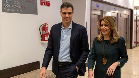 El secretario general del PSOE, Pedro Sánchez y la presidenta andaluza y secretaria general del PSOE-A, Susana Díaz, tras el encuentro que mantuvieron en Sevilla poco antes de la conferencia que Sánchez pronunció en el encuentro del Foro Joly .EFE/Jul El secretario general del PSOE, Pedro Sánchez y la presidenta andaluza y secretaria general del PSOE-A, Susana Díaz, tras el encuentro que mantuvieron en Sevilla poco antes de la conferencia que Sánchez pronunció en el encuentro del Foro Joly .EFE/Jul