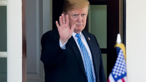 02/07/2018.- El presidente de Estados Unidos, Donald J. Trump, saluda tras reunirse con el primer ministro holandés, Mark Rutte (fuera de cuadro), hoy, lunes 2 de julio de 2018, en la Casa Blanca en Washington, DC (EE. UU.). EFE/MICHAEL REYNOLDS 02/07/2018.- El presidente de Estados Unidos, Donald J. Trump, saluda tras reunirse con el primer ministro holandés, Mark Rutte (fuera de cuadro), hoy, lunes 2 de julio de 2018, en la Casa Blanca en Washington, DC (EE. UU.). EFE/MICHAEL REYNOLDS