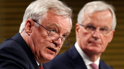El ministro británico del Brexit, David Davis, con el negociador de la UE, el excomisario Michel Barnier. REUTERS/Francois Lenoir
