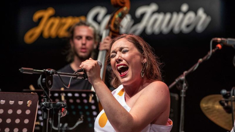 La cantora de flamenco de la BVR Flamenco Big Band, María Marín, durante el concierto del XXII Festival de Jazz de San Javier. /EFE