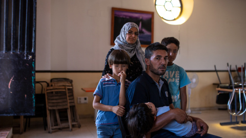 Mahmud Mohamed y su mujer, Muna Alahmed, embarazada de ocho meses, viven desde hace un mes en la parroquia San Carlos Borromeo de Vallecas con sus tres hijos pequeños. Esta familia de refugiados sirios fue obligada a volver a Madrid desde Alemania, donde Mahmud Mohamed y su mujer, Muna Alahmed, embarazada de ocho meses, viven desde hace un mes en la parroquia San Carlos Borromeo de Vallecas con sus tres hijos pequeños. Esta familia de refugiados sirios fue obligada a volver a Madrid desde Alemania, donde