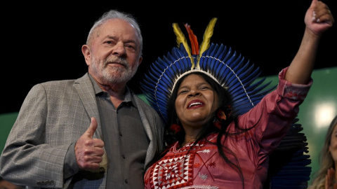 El recién elegido presidente de Brasil, Lula da Silva, y Sonia Guajara, que encabezará el nuevo Ministerio de los Pueblos Originarios. El recién elegido presidente de Brasil, Lula da Silva, y Sonia Guajara, que encabezará el nuevo Ministerio de los Pueblos Originarios.