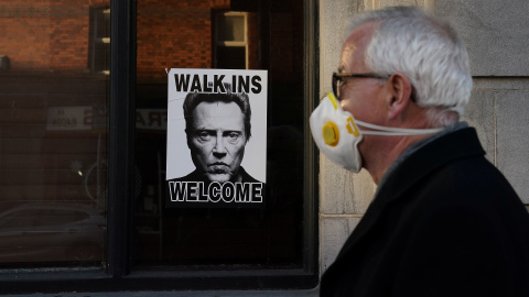 Un hombre pasa frente a un restaurante en Dublín