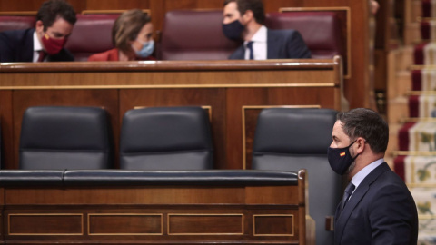 El presidente de Vox, Santiago Abascal, pasa por delante del (I-D) diputado del PP, Teodoro García Egea; la portavoz del PP en el Congreso de los Diputados, Cuca Gamarra; y el presidente del PP, Pablo Casado El presidente de Vox, Santiago Abascal, pasa por delante del (I-D) diputado del PP, Teodoro García Egea; la portavoz del PP en el Congreso de los Diputados, Cuca Gamarra; y el presidente del PP, Pablo Casado