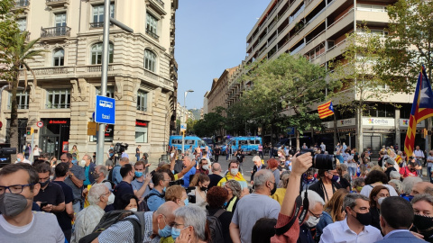 Els manifestants contra la detenció de Puigdemont han tallat la Diagonal de Barcelona aquest divendres al matí. Els manifestants contra la detenció de Puigdemont han tallat la Diagonal de Barcelona aquest divendres al matí.