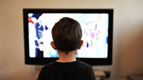Imagen de un niño viendo la tv Imagen de un niño viendo la tv