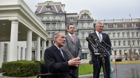 El gobernador de Texas, Greg Abbott, habla con la prensa frente a la Casa Blanca /AFP (Mandel Ngan) El gobernador de Texas, Greg Abbott, habla con la prensa frente a la Casa Blanca /AFP (Mandel Ngan)