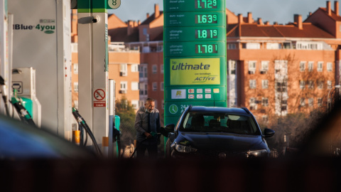 Un hombre repostando en una gasolinera, a 27 de diciembre de 2022, en Madrid (España). Un hombre repostando en una gasolinera, a 27 de diciembre de 2022, en Madrid (España).