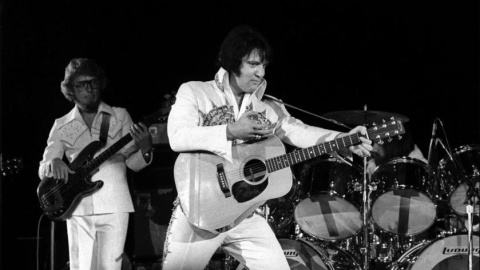 Elvis Presley en un concierto el 25 de marzo del 1977 Elvis Presley en un concierto el 25 de marzo del 1977