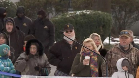Captura donde se ve a un hombre (centro, con barba blanca) que dicen que es Elvis Presley. Captura donde se ve a un hombre (centro, con barba blanca) que dicen que es Elvis Presley.