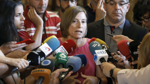 La presidenta del Parlament, Carme Forcadell, acompañada por el vicepresidente primero de la Mesa, Lluis Guinó, atiende a los medios de comunicación. EFE/Andreu Dalmau La presidenta del Parlament, Carme Forcadell, acompañada por el vicepresidente primero de la Mesa, Lluis Guinó, atiende a los medios de comunicación. EFE/Andreu Dalmau