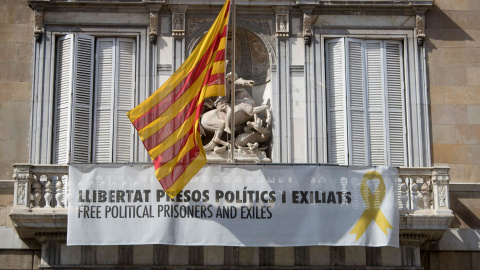 Lazo amarillo en la fachada del Palau de la Generalitat de Catalunya | EFE Lazo amarillo en la fachada del Palau de la Generalitat de Catalunya | EFE