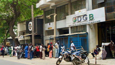Gente esperando a ser atendidos para solicitar cita en la embajada y obtener un visado. Gente esperando a ser atendidos para solicitar cita en la embajada y obtener un visado.