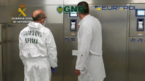 Imagen de la operación en la que se revisan las condiciones sanitarias de la empresa. - Guardia Civil Imagen de la operación en la que se revisan las condiciones sanitarias de la empresa. - Guardia Civil