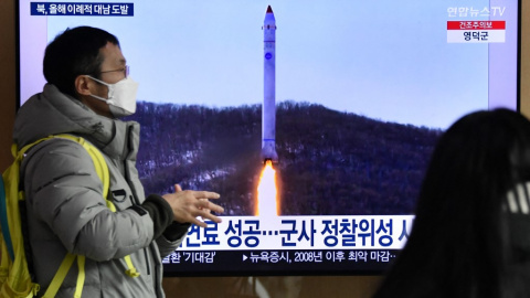 Un hombre frente a una televisión que muestra una transmisión de noticias con imágenes de archivo de una prueba de misiles de Corea del Norte el 31 de diciembre de 2022. Un hombre frente a una televisión que muestra una transmisión de noticias con imágenes de archivo de una prueba de misiles de Corea del Norte el 31 de diciembre de 2022.