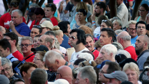 Miles de fans dolientes se reúnen para conmemorar el 40 aniversario de la muerte del cantante Elvis Presley en su antigua casa de Graceland, en Memphis (Tennessee, EEUU). REUTERS / Karen Pulfer Focht Miles de fans dolientes se reúnen para conmemorar el 40 aniversario de la muerte del cantante Elvis Presley en su antigua casa de Graceland, en Memphis (Tennessee, EEUU). REUTERS / Karen Pulfer Focht
