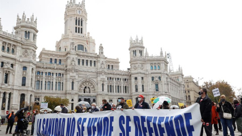 Participantes tras una pancarta en la manifestación de la Marea blanca en defensa de la sanidad pública que tiene lugar este domingo en Madrid, entre Neptuno y la plaza de Colón. Participantes tras una pancarta en la manifestación de la Marea blanca en defensa de la sanidad pública que tiene lugar este domingo en Madrid, entre Neptuno y la plaza de Colón.