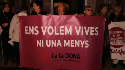 Diverses dones subjectant una pancarta a la concentració convocada a la plaça Sant Jaume de Barcelona. Diverses dones subjectant una pancarta a la concentració convocada a la plaça Sant Jaume de Barcelona.