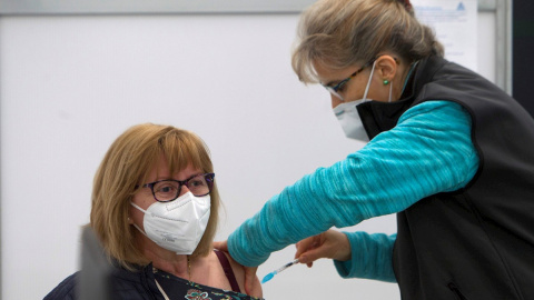 Una mujer recibe una dosis de la vacuna de AstraZeneca, este sábado en las instalaciones del Ifevi. Una mujer recibe una dosis de la vacuna de AstraZeneca, este sábado en las instalaciones del Ifevi.
