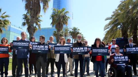 Diversos independentistes espiats per Pegasus en el 'Catalangate' mostren cartells contra l'espionatge davant de l'hotel Vela de Barcelona. Diversos independentistes espiats per Pegasus en el 'Catalangate' mostren cartells contra l'espionatge davant de l'hotel Vela de Barcelona.