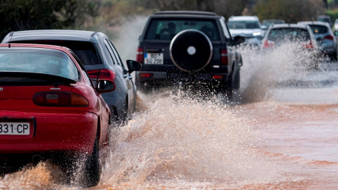 Vehículos circulan por una carretera inundada en Santany, Mallorca. Vehículos circulan por una carretera inundada en Santany, Mallorca.