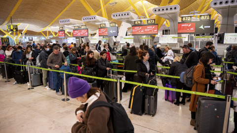 viajeros hacen cola ante los mostradores de 'check-in' de las compañías aéreas este viernes en el aeropuerto de Madrid Barajas. viajeros hacen cola ante los mostradores de 'check-in' de las compañías aéreas este viernes en el aeropuerto de Madrid Barajas.