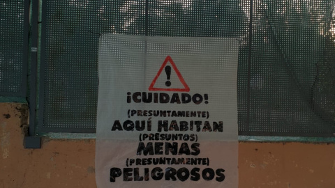 Una de las pancartas contra los menores migrantes difundida por el colectivo neonazi Hogar Social. Una de las pancartas contra los menores migrantes difundida por el colectivo neonazi Hogar Social.
