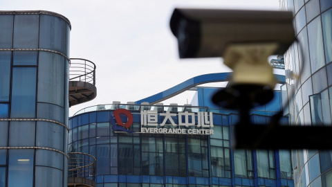 El logo de Evergrande en el edificio Evergrande Center, en Shanghai. REUTERS/Aly Song El logo de Evergrande en el edificio Evergrande Center, en Shanghai. REUTERS/Aly Song
