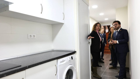 El president de la Generalitat, Pere Aragonès, i el conseller de Drets Socials, Carles Campuzano, visitant el nou equipament de la Fundació Arrels, les Llars Tere Villagrasa. El president de la Generalitat, Pere Aragonès, i el conseller de Drets Socials, Carles Campuzano, visitant el nou equipament de la Fundació Arrels, les Llars Tere Villagrasa.