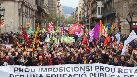 Diverses persones es manifesten a la Via Laietana en el cinquè dia de vaga educativa. Diverses persones es manifesten a la Via Laietana en el cinquè dia de vaga educativa.