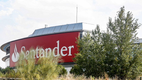 Cartel del Banco Santander en uno de los edificios de la Ciudad Financiera del grupo, en la localidad madrileña de Boadilla del Monte. E.P./Ricardo Rubio Cartel del Banco Santander en uno de los edificios de la Ciudad Financiera del grupo, en la localidad madrileña de Boadilla del Monte. E.P./Ricardo Rubio