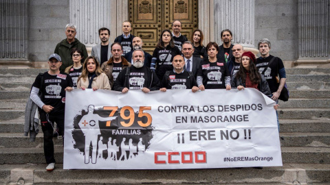Trabajadores de MasOrange, en el Congreso después de un encuentro con diputados de Sumar, Podemos, BNG y Bildu. Trabajadores de MasOrange, en el Congreso después de un encuentro con diputados de Sumar, Podemos, BNG y Bildu.