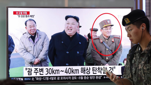 Un soldado surcoreano observa la transmisión de un noticiero reportando sobre Corea del Norte en una estación en Seúl (Corea del Sur). EFE/JEON HEON-KYUN Un soldado surcoreano observa la transmisión de un noticiero reportando sobre Corea del Norte en una estación en Seúl (Corea del Sur). EFE/JEON HEON-KYUN