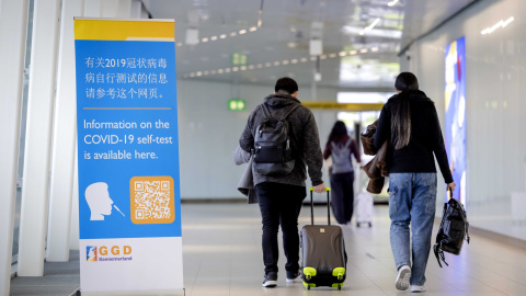 Viajeros de China pasan frente a una pancarta con información y reciben un test de covid-19 a su llegada a Schiphol, Países Bajos, el 04 de enero de 2023. Viajeros de China pasan frente a una pancarta con información y reciben un test de covid-19 a su llegada a Schiphol, Países Bajos, el 04 de enero de 2023.