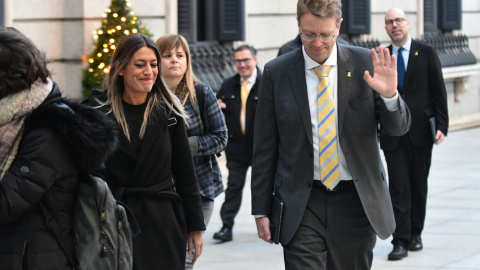 Els diputats del PDeCAT Ferran Bel i Míriam Nogueras, arribant al Congrés dels Diputats el 4 de gener de 2020. Els diputats del PDeCAT Ferran Bel i Míriam Nogueras, arribant al Congrés dels Diputats el 4 de gener de 2020.