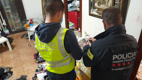 Dos agents de la Guàrdia Urbana i els Mossos al punt de venda i consum de droga desmantellat.