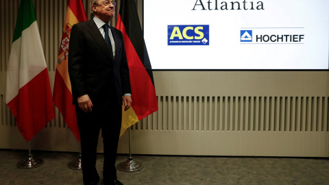 Foto de archivo del presidente de ACS, Florentino Perez, junto a los logos de su empresa, de la italiana Atlantia, y de su filial alemana, Hochtief, en la presentación de su alianza para adquirir Abertis, en marzo de 2018. REUTERS/Juan Medina Foto de archivo del presidente de ACS, Florentino Perez, junto a los logos de su empresa, de la italiana Atlantia, y de su filial alemana, Hochtief, en la presentación de su alianza para adquirir Abertis, en marzo de 2018. REUTERS/Juan Medina