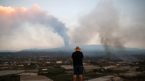 Un hombre observa la nube de cenizas del Cumbre Vieja, en La Palma. Un hombre observa la nube de cenizas del Cumbre Vieja, en La Palma.