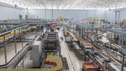 Vista de las líneas de producción de zumo de naranja de la planta. Vista de las líneas de producción de zumo de naranja de la planta.
