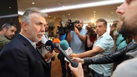 El secretario general del PSOE de Canarias, Angel Víctor Torres, atiende a los medios de comunicación momentos antes de comenzar la ronda para las negociaciones para el pacto del Gobierno de Canarias. - EFE