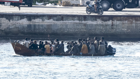 Un grupo de migrantes llega a la isla de Lampedusa (Italia) a 16 de septiembre de 2023